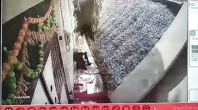 Propadlá silnice způsobila převrácení nákladního vozu: Při nehodě zemřel devadesátiletý senior