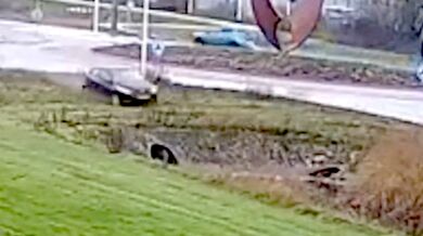 Řidička po nezvládnutém průjezdu kruhovým objezdem skončila ve vodě