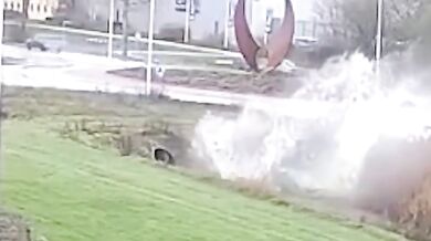 Řidička po nezvládnutém průjezdu kruhovým objezdem skončila ve vodě