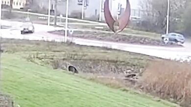 Řidička po nezvládnutém průjezdu kruhovým objezdem skončila ve vodě