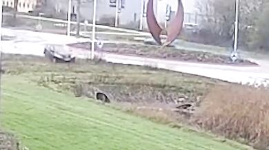 Řidička po nezvládnutém průjezdu kruhovým objezdem skončila ve vodě