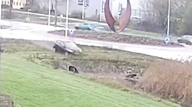 Řidička po nezvládnutém průjezdu kruhovým objezdem skončila ve vodě