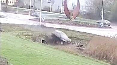 Řidička po nezvládnutém průjezdu kruhovým objezdem skončila ve vodě