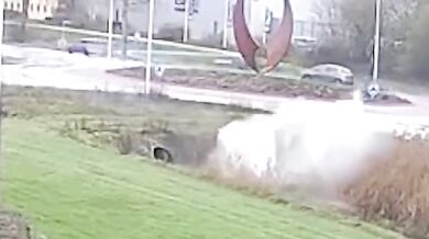 Řidička po nezvládnutém průjezdu kruhovým objezdem skončila ve vodě