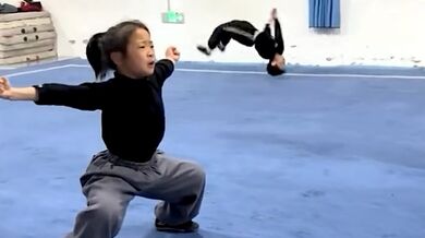 Mladá talentovaná dívka bojového umění