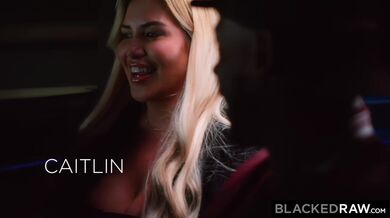 MILF blondýnka Caitlin Bell rajtuje na tvrdém BBC