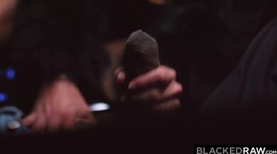 MILF blondýnka Caitlin Bell rajtuje na tvrdém BBC