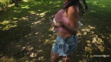 Megan Fiore si strčí obrovského ptáka do zadku v altánku