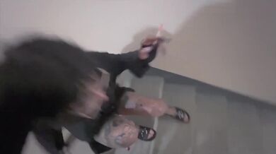 Šukání gotické dívky na veřejnosti