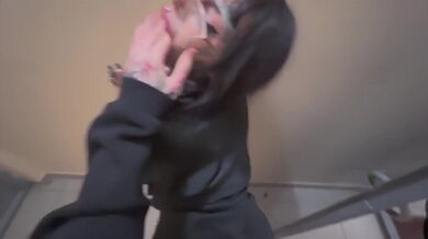 Šukání gotické dívky na veřejnosti