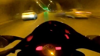 Motorkář se jen tak tak dostal z nebezpečné situace v tunelu