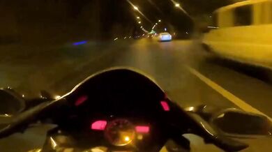 Motorkář se jen tak tak dostal z nebezpečné situace v tunelu