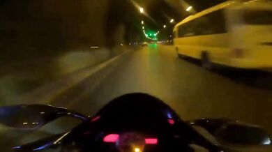 Motorkář se jen tak tak dostal z nebezpečné situace v tunelu