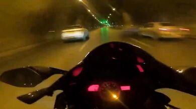 Motorkář se jen tak tak dostal z nebezpečné situace v tunelu