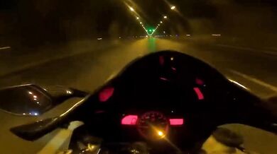 Motorkář se jen tak tak dostal z nebezpečné situace v tunelu