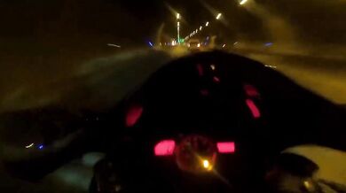 Motorkář se jen tak tak dostal z nebezpečné situace v tunelu