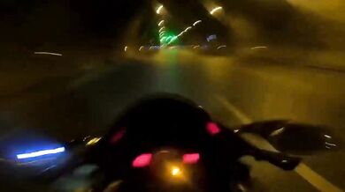 Motorkář se jen tak tak dostal z nebezpečné situace v tunelu