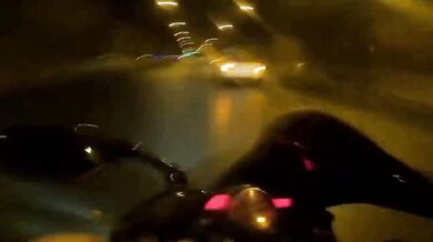 Motorkář se jen tak tak dostal z nebezpečné situace v tunelu