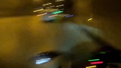 Motorkář se jen tak tak dostal z nebezpečné situace v tunelu