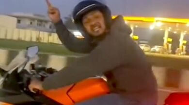 Měl raději koukat před sebe...