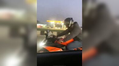 Měl raději koukat před sebe...