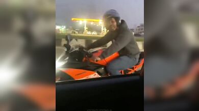 Měl raději koukat před sebe...