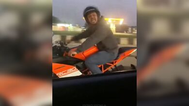 Měl raději koukat před sebe...