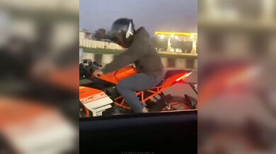 Měl raději koukat před sebe...