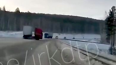 Brutální dopravní nehoda na zledovatělé silnici