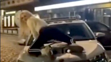 Blondýna řádila na policejním voze v centru Prahy