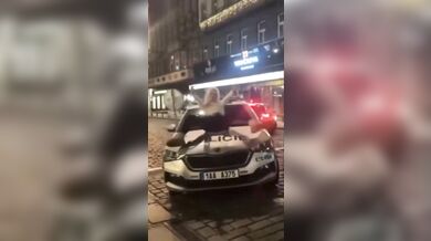 Blondýna řádila na policejním voze v centru Prahy