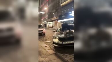 Blondýna řádila na policejním voze v centru Prahy