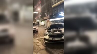 Blondýna řádila na policejním voze v centru Prahy