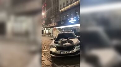 Blondýna řádila na policejním voze v centru Prahy