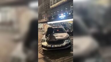 Blondýna řádila na policejním voze v centru Prahy
