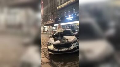 Blondýna řádila na policejním voze v centru Prahy