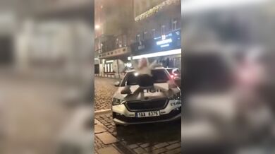 Blondýna řádila na policejním voze v centru Prahy
