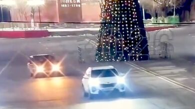 Nezodpovědná jízda skončila zničením městského vánočního stromkou