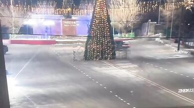 Nezodpovědná jízda skončila zničením městského vánočního stromkou