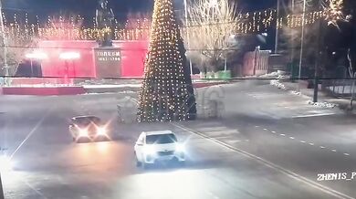 Nezodpovědná jízda skončila zničením městského vánočního stromkou