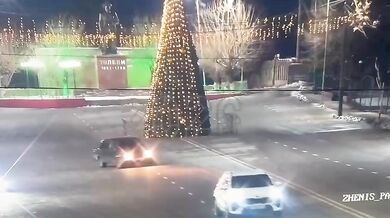 Nezodpovědná jízda skončila zničením městského vánočního stromkou