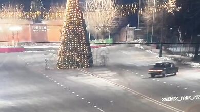 Nezodpovědná jízda skončila zničením městského vánočního stromkou