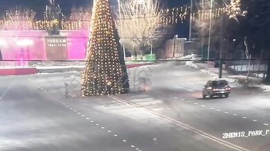 Nezodpovědná jízda skončila zničením městského vánočního stromkou