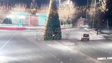 Nezodpovědná jízda skončila zničením městského vánočního stromkou