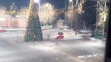 Nezodpovědná jízda skončila zničením městského vánočního stromkou