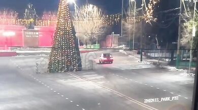 Nezodpovědná jízda skončila zničením městského vánočního stromkou