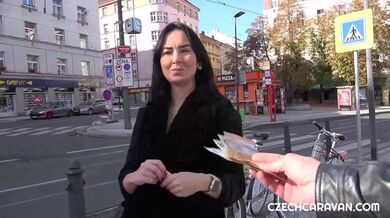 Černovlasá kočička Freya Dee šuká v karavanu