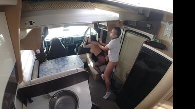 Černovlasá kočička Freya Dee šuká v karavanu