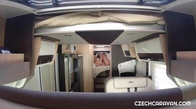 Černovlasá kočička Freya Dee šuká v karavanu