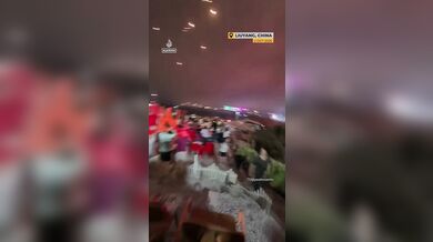 Selhání dronové show v Číně: hořící stroje padaly mezi diváky během oslav státního svátku